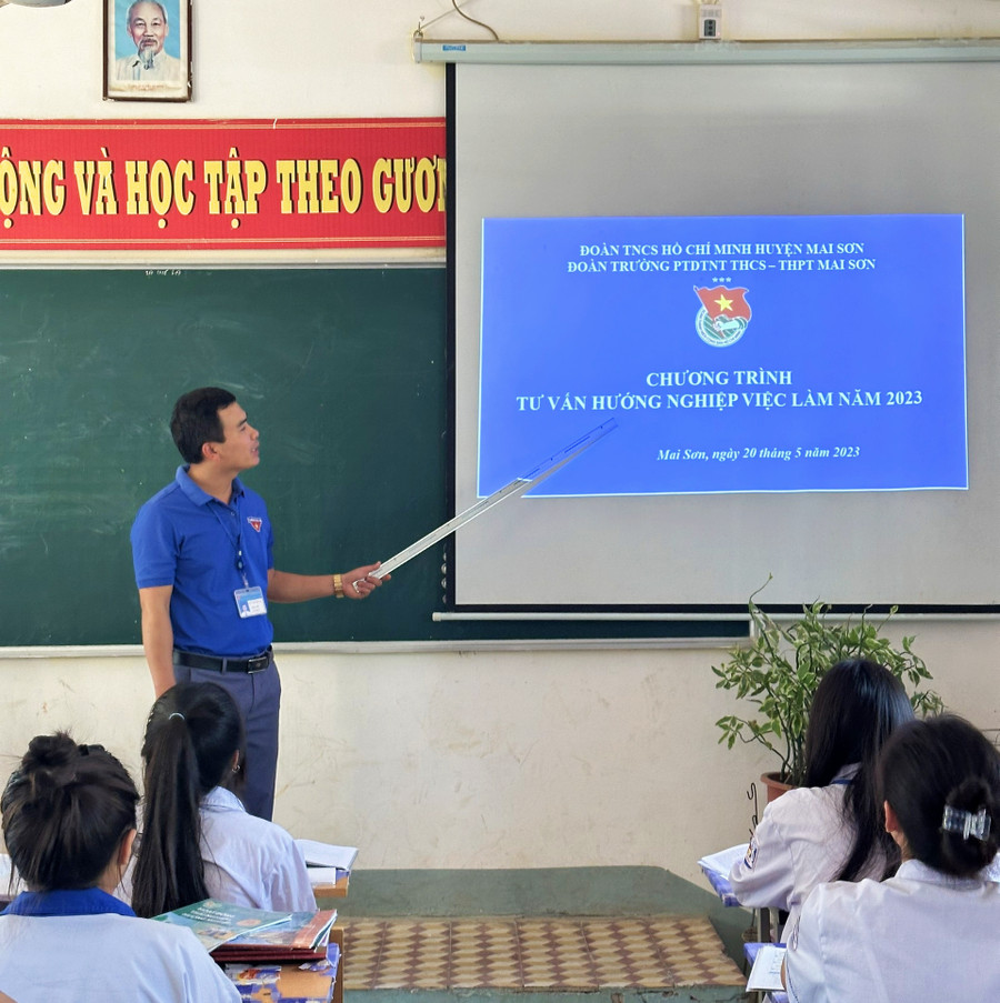 Tư vấn hướng nghiệp cho học sinh.