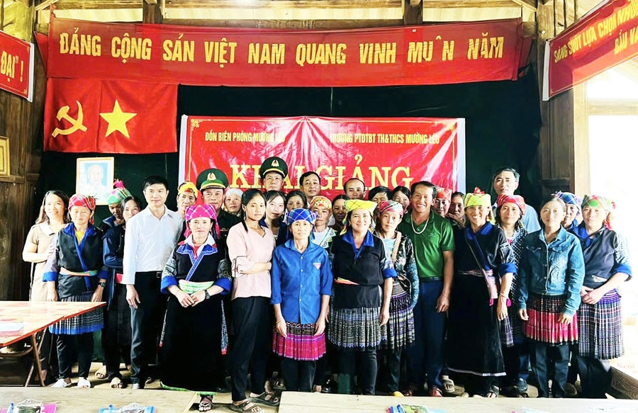 Các học viên tham gia buổi khai giảng được tổ chức hôm 2/10 tại bản Sam Quảng. Các học viên tham gia buổi khai giảng được tổ chức hôm 2/10 tại bản Sam Quảng.