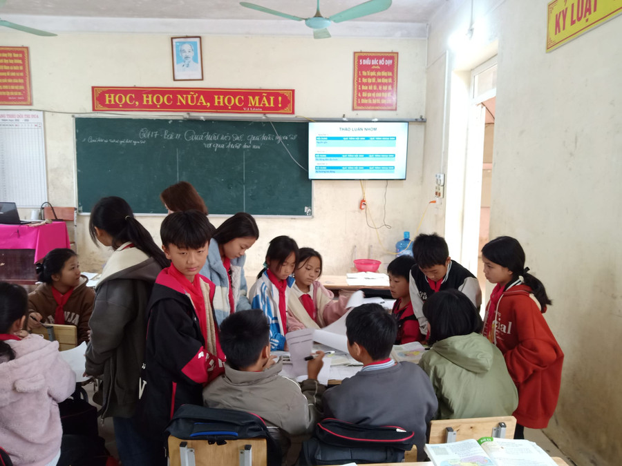 Học sinh Trường PTDTNT THCS và THPT B, huyện Mai Châu đang thảo luận trong giờ học.