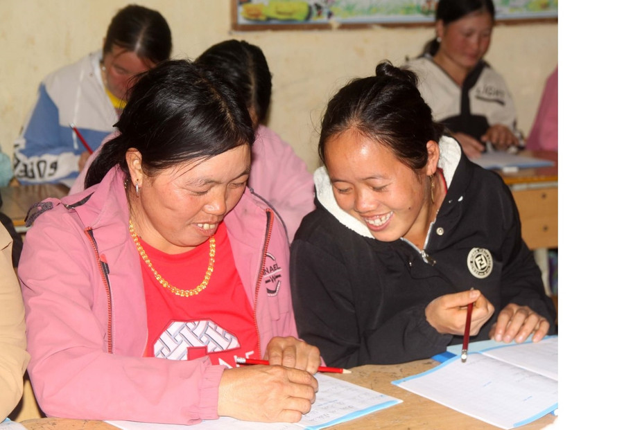 Các học viên vui mừng khi có thể biết viết và biết đọc.