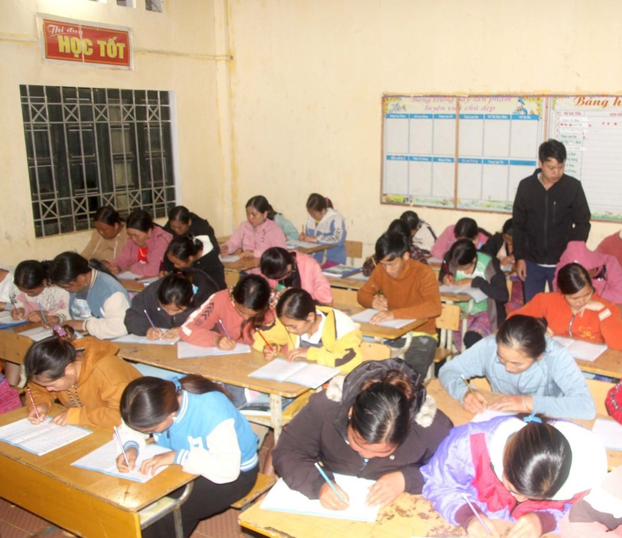 Việc mở lớp dạy xoá mù chữ đã giúp bà con người Mông ở xã Mường Lựm biết chữ. Từ đó, nâng cao nhận thức, giúp xoá đói giảm nghèo ở địa phương.