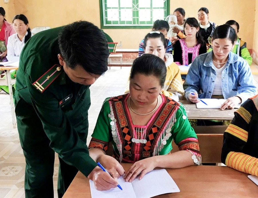 Lớp học xoá mù chữ cho người dân ở xã Mường Lèo, huyện Sốp Cộp.