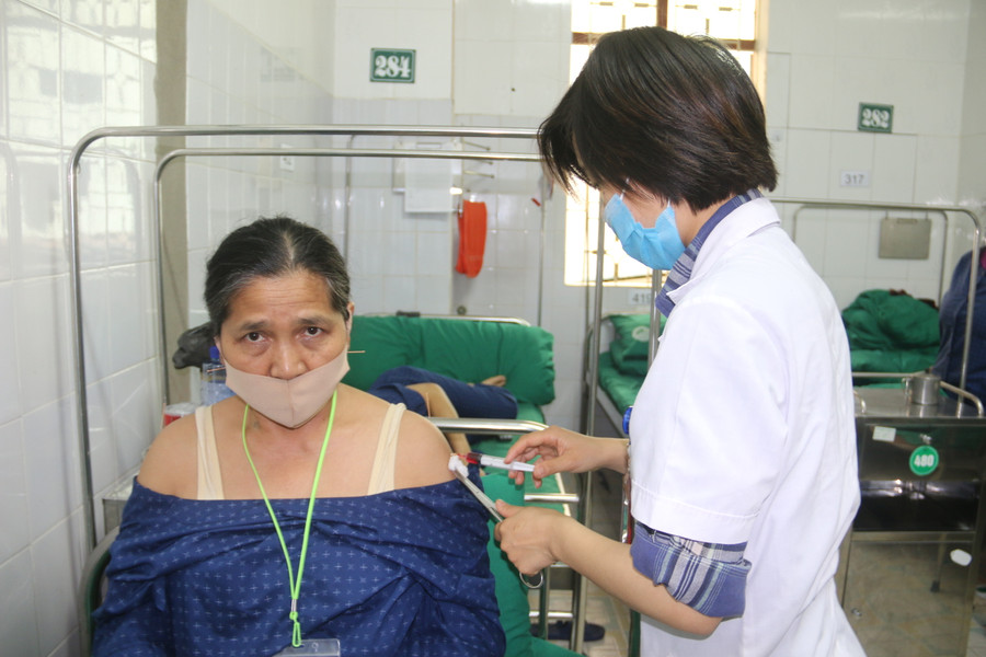 Trong quá trình điều trị, Bệnh viện YDCT tỉnh Sơn La kết hợp phương pháp chữa bệnh đông tây để chữa trị tốt nhất cho bệnh nhân. Trong quá trình điều trị, Bệnh viện YDCT tỉnh Sơn La kết hợp phương pháp chữa bệnh đông tây để chữa trị tốt nhất cho bệnh nhân.