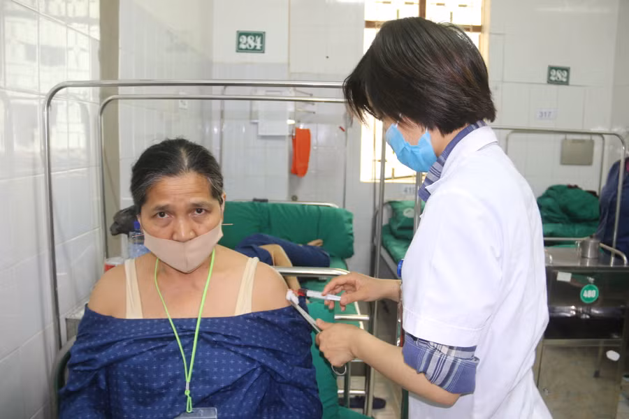 Trong quá trình điều trị, Bệnh viện YDCT tỉnh Sơn La kết hợp phương pháp chữa bệnh đông tây để chữa trị tốt nhất cho bệnh nhân.