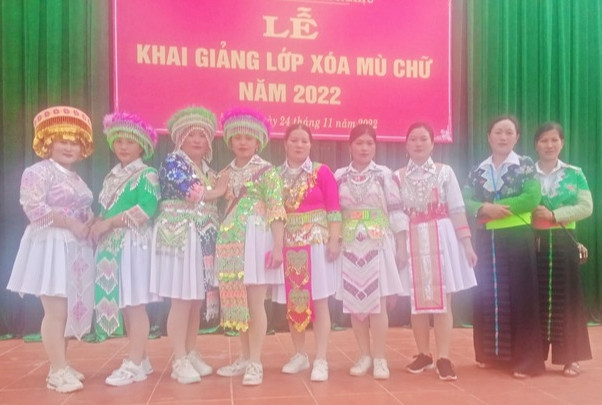 Khai giảng lớp xoá mù chữ ở bản Nà Hin, xã Nà Nghịu. Khai giảng lớp xoá mù chữ ở bản Nà Hin, xã Nà Nghịu.