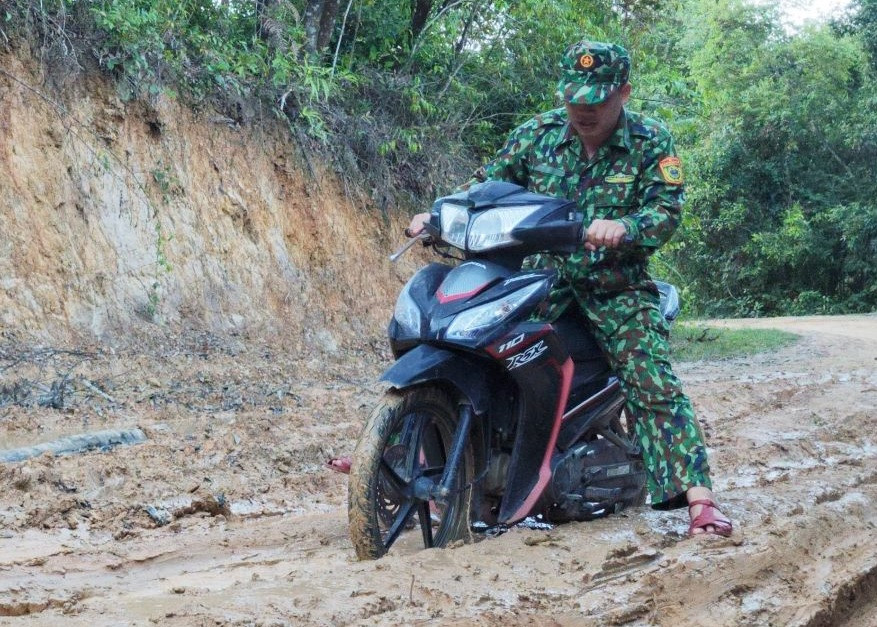 Lên bản Huổi Pá phải di chuyển qua con đường đất nhầy nhụa bùn đất. Lên bản Huổi Pá phải di chuyển qua con đường đất nhầy nhụa bùn đất.