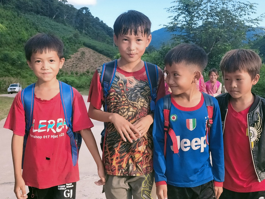 Do đời sống của bà con vùng biên giới còn khó khăn nên việc học tập của con trẻ chưa được chú trọng. Do đời sống của bà con vùng biên giới còn khó khăn nên việc học tập của con trẻ chưa được chú trọng.