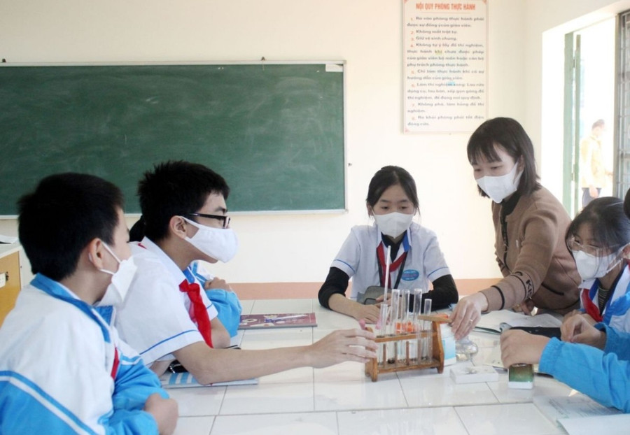 Cô và trò trong giờ thực hành môn hoá tại trường THCS chất lượng cao Mai Sơn.