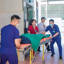 Đội ngũ y bác sỹ chuyển bệnh nhân bị tai biến nặng vào phòng chẩn đoán. Đội ngũ y bác sỹ chuyển bệnh nhân bị tai biến nặng vào phòng chẩn đoán.