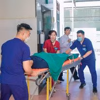 Đội ngũ y bác sỹ chuyển bệnh nhân bị tai biến nặng vào phòng chẩn đoán.