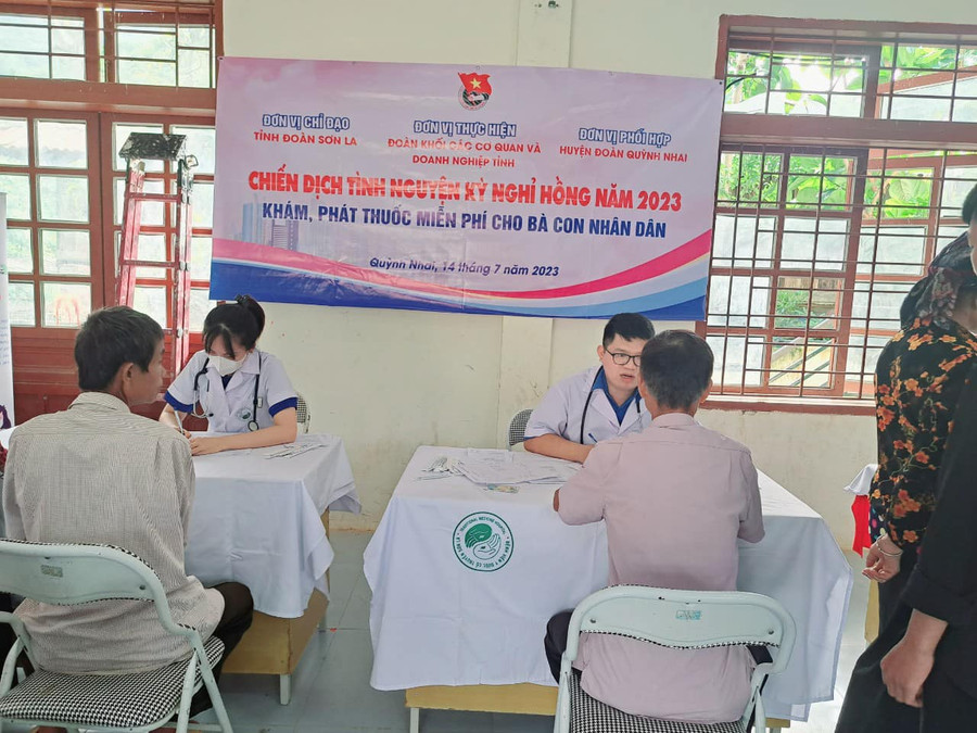 Khám chữa bệnh miễn phí cho người dân ở vùng khó khăn. Khám chữa bệnh miễn phí cho người dân ở vùng khó khăn.