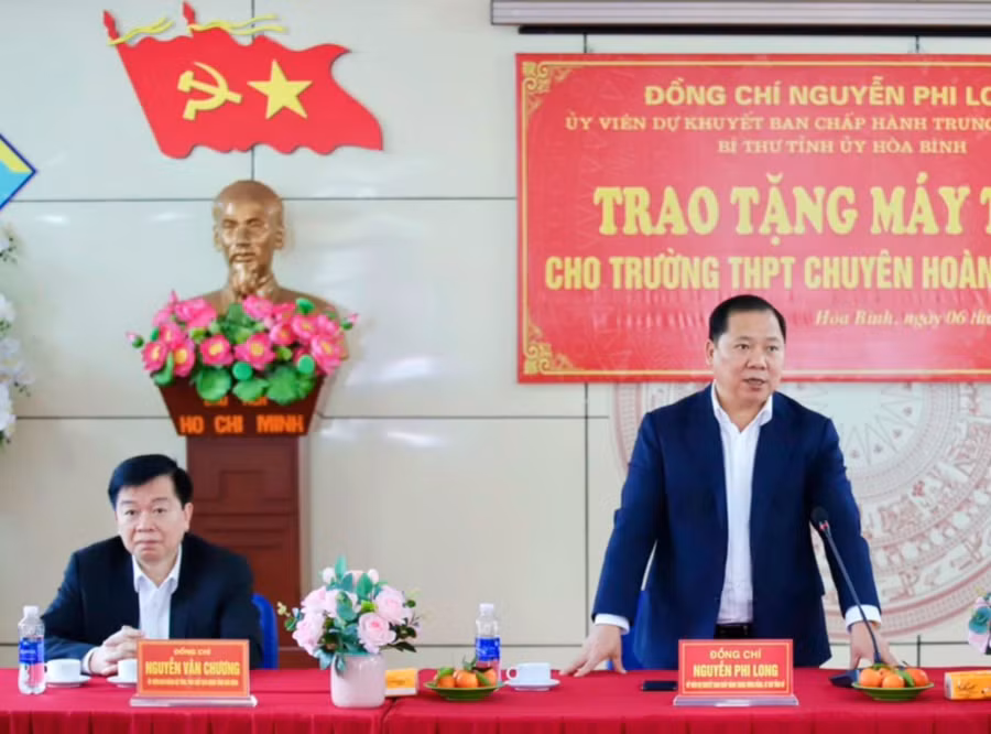 Ông Nguyễn Phi Long (người đứng bên phải) phát biểu.