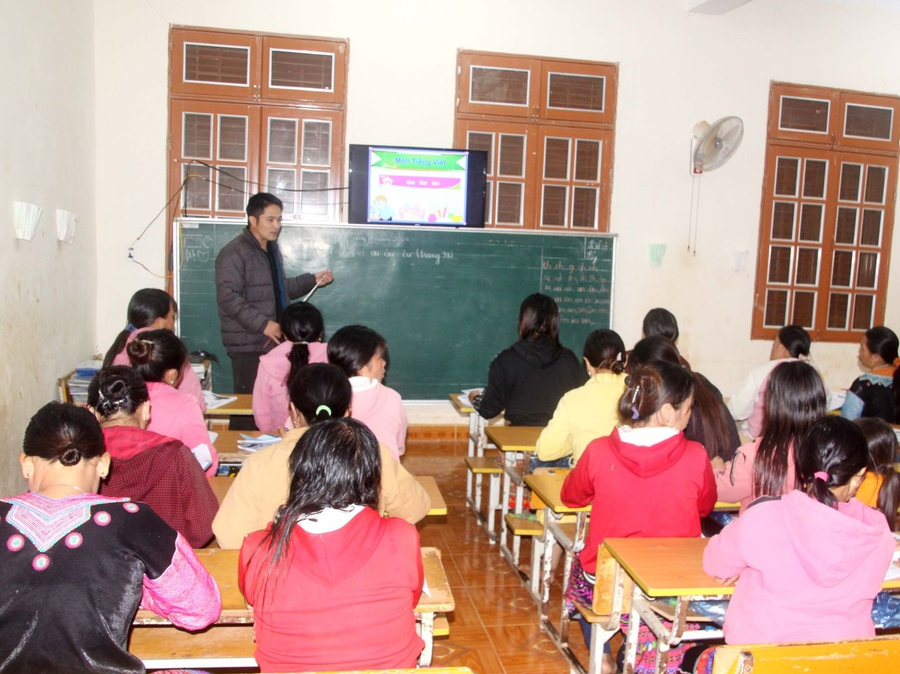 Thầy Hỏa đang lên lớp giảng dạy cho các học viên ở Pa Khôm.