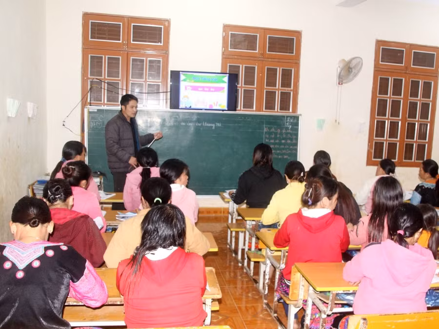 Thầy Hỏa đang lên lớp giảng dạy cho các học viên ở Pa Khôm.