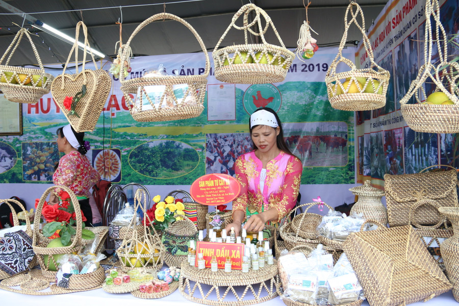 Sản phẩm thủ công mỹ nghệ trưng bày tại hội chợ.