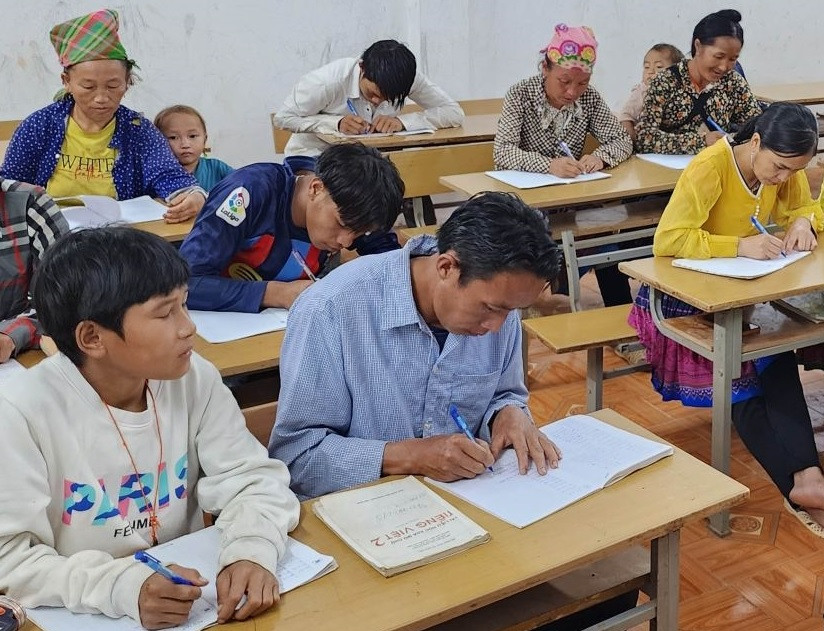 Sau khi theo học lớp xoá mù chữ, nhiều học viên đã biết đọc, viết. Sau khi theo học lớp xoá mù chữ, nhiều học viên đã biết đọc, viết.