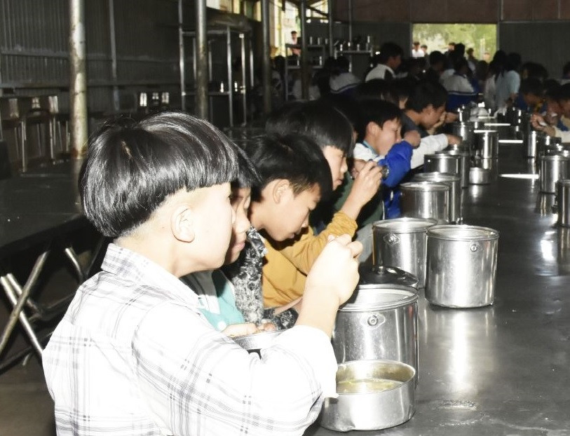 Học sinh Trường PTDTBT THCS Co Mạ đang ăn trưa tại căng tin. Học sinh Trường PTDTBT THCS Co Mạ đang ăn trưa tại căng tin.