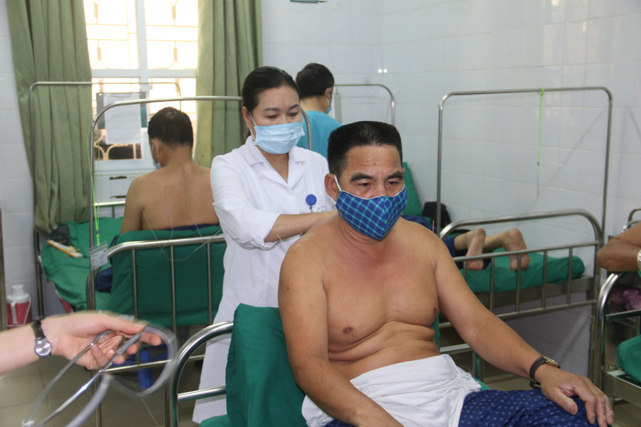 Bệnh nhân đang được bác sỹ bệnh viện chăm sóc. Bệnh nhân đang được bác sỹ bệnh viện chăm sóc.