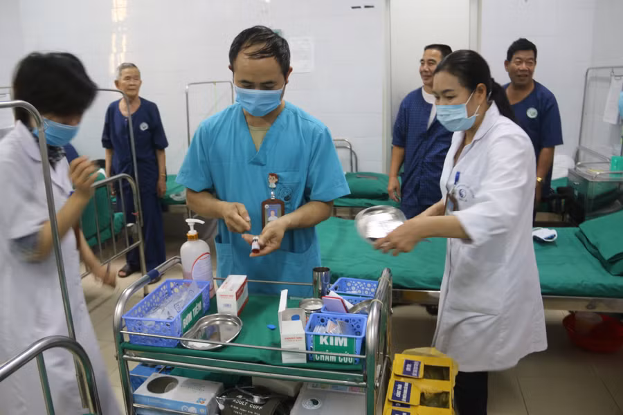 Các bác sỹ đang chuẩn bị dụng cụ để khám chữa bệnh cho bệnh nhân.