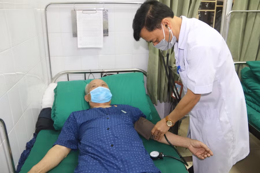 Bác sỹ Đinh Khắc Tiệp, Trưởng khoa cơ xương khớp đang khám chữa bệnh cho bệnh nhân.