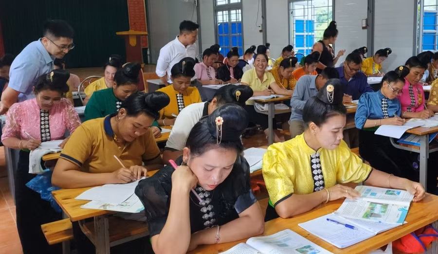 Các học viên tham gia lớp học xoá mù chữ tại xã Muổi Nọi.