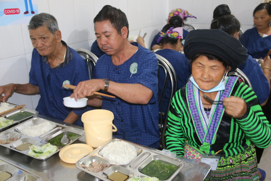 Đến điều trị tại bệnh viện, các bệnh nhân được hỗ trợ ăn cơm 3 bữa. Đến điều trị tại bệnh viện, các bệnh nhân được hỗ trợ ăn cơm 3 bữa.