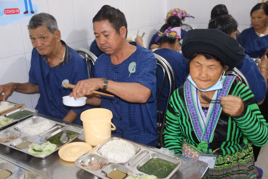 Đến điều trị tại bệnh viện, các bệnh nhân được hỗ trợ ăn cơm 3 bữa.