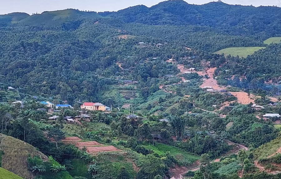 Bản Huổi Pá nằm cách trung tâm xã khoảng 10 km.