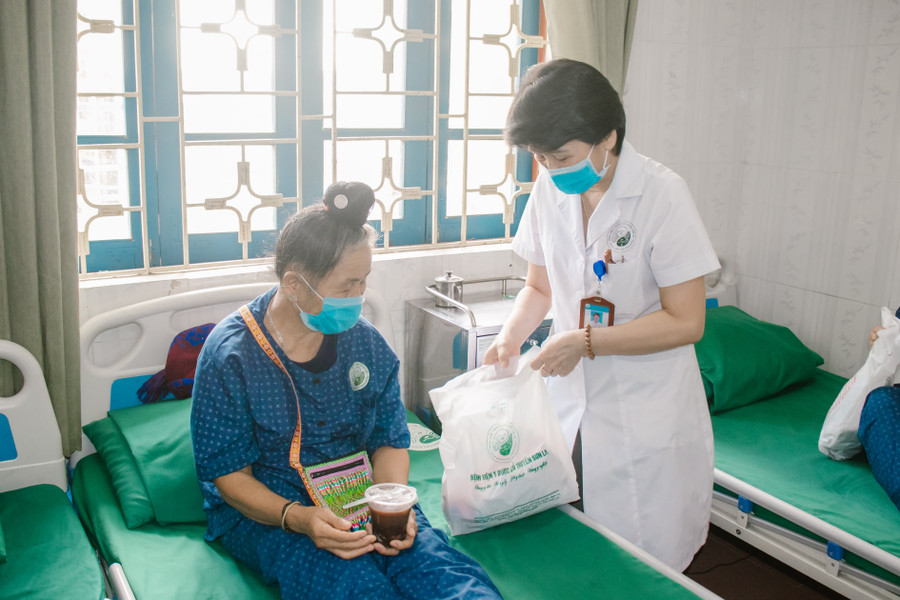 Bà Cầm Thị Hương, Giám đốc Bệnh viện YDCT tỉnh Sơn La tặng quà thăm hỏi bệnh nhân. Bà Cầm Thị Hương, Giám đốc Bệnh viện YDCT tỉnh Sơn La tặng quà thăm hỏi bệnh nhân.