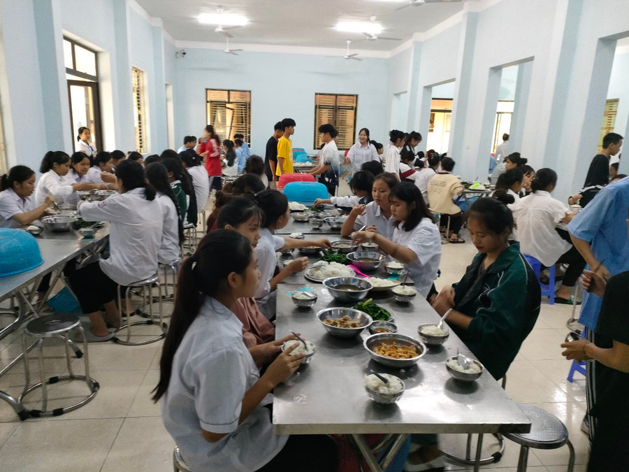 Bữa ăn của học sinh nhà trường.