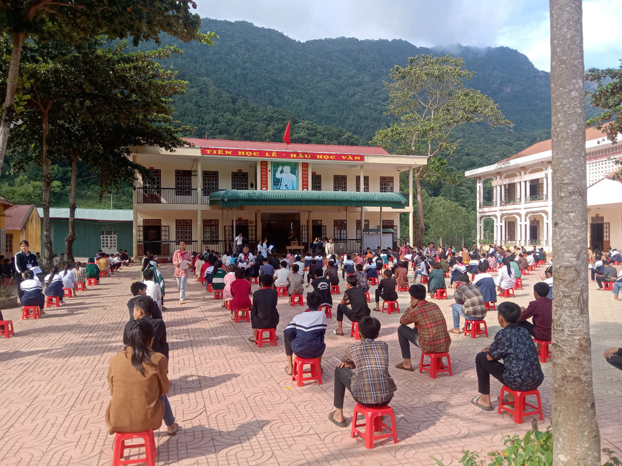 Học sinh Trường THCS Liệp Tè, huyện Thuận Châu trong buổi chào cờ. Học sinh Trường THCS Liệp Tè, huyện Thuận Châu trong buổi chào cờ.
