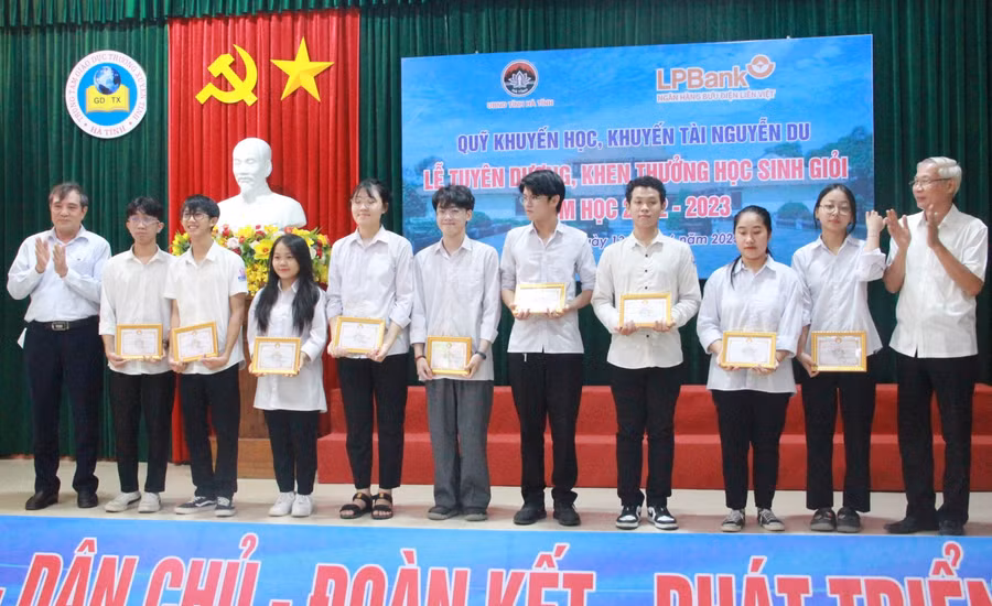 Tuyên dương và trao thưởng cho các em học sinh giỏi Quốc gia, cấp tỉnh năm 2022-2023. (Ảnh: Vũ Long).