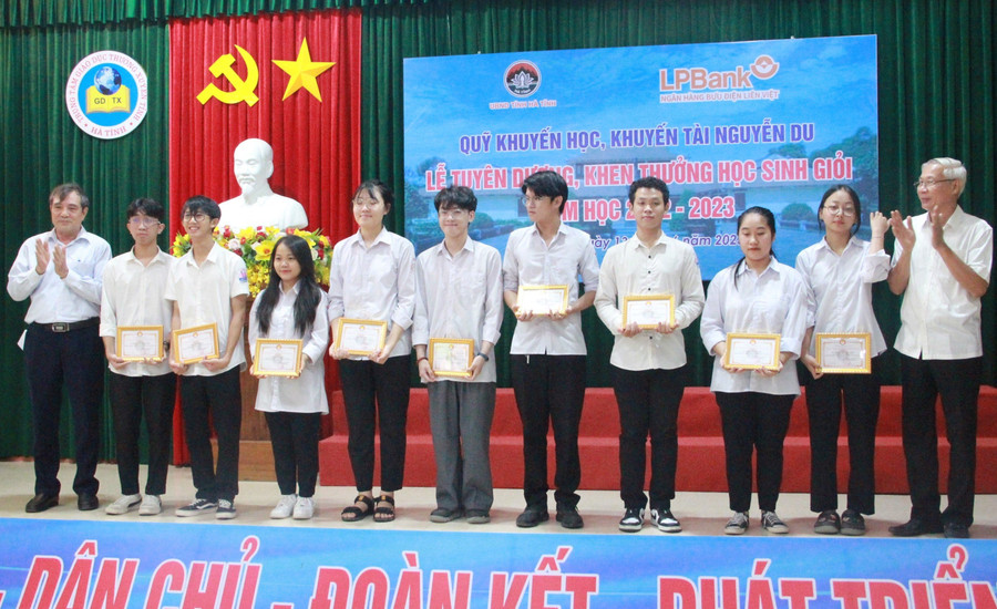 Tuyên dương và trao thưởng cho các em học sinh giỏi Quốc gia, cấp tỉnh năm 2022-2023. (Ảnh: Vũ Long). Tuyên dương và trao thưởng cho các em học sinh giỏi Quốc gia, cấp tỉnh năm 2022-2023. (Ảnh: Vũ Long).