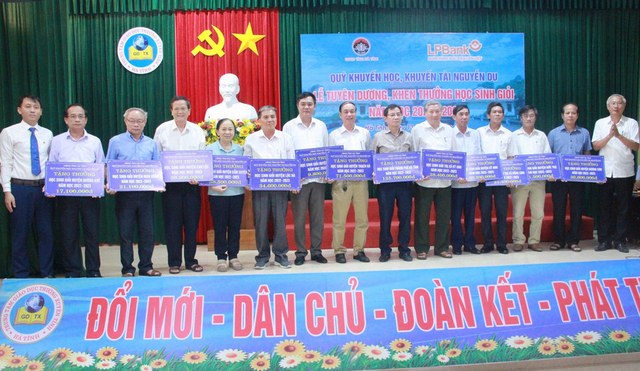 Tặng thưởng cho Hội khuyến học các huyện. (Ảnh: Vũ Long) Tặng thưởng cho Hội khuyến học các huyện. (Ảnh: Vũ Long)
