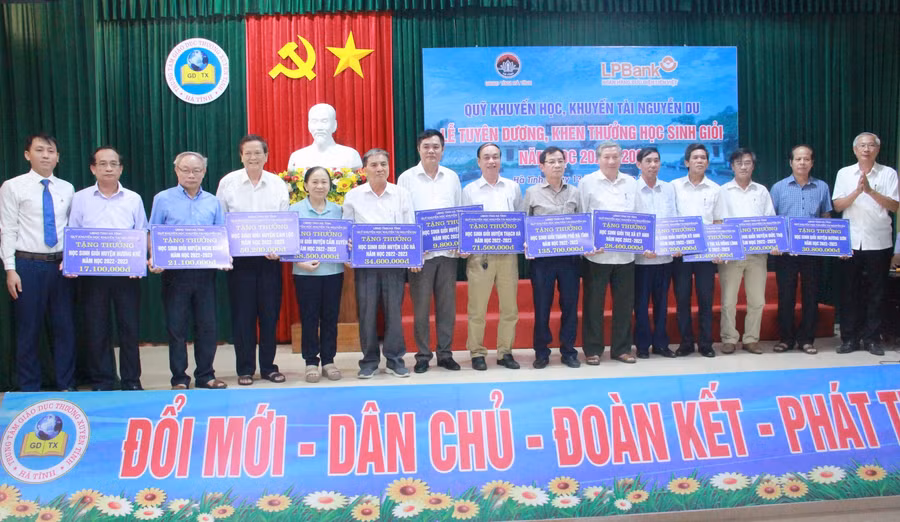 Tặng thưởng cho Hội khuyến học các huyện. (Ảnh: Vũ Long)