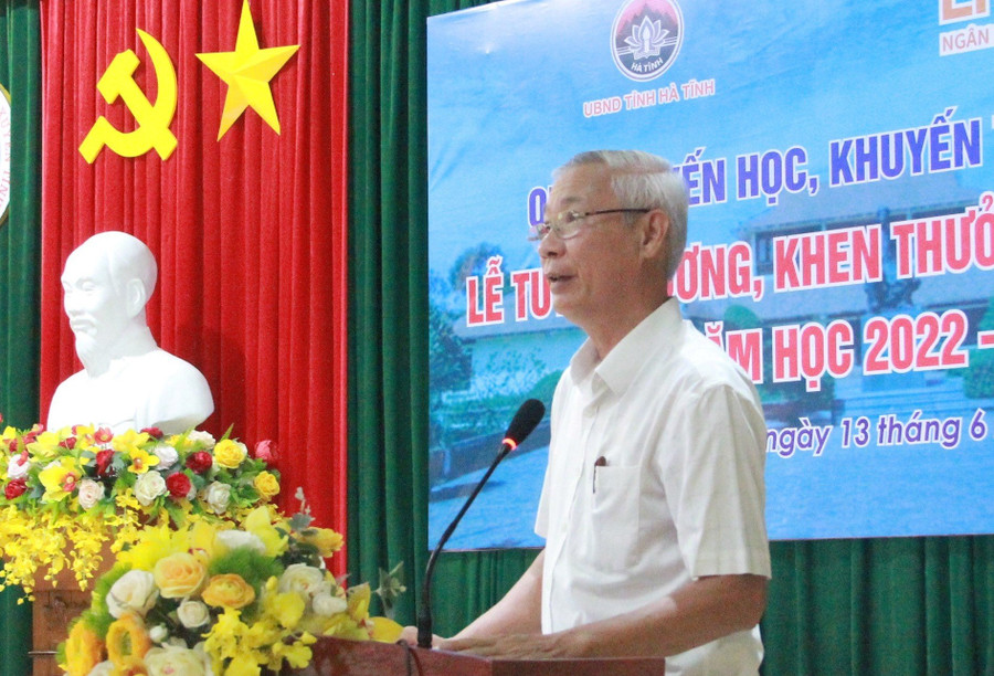 Ông Đoàn Đình Anh - Chủ tịch Hội Khuyến học Hà Tĩnh báo cáo tại buổi Lễ. (Ảnh: Vũ Long). Ông Đoàn Đình Anh - Chủ tịch Hội Khuyến học Hà Tĩnh báo cáo tại buổi Lễ. (Ảnh: Vũ Long).