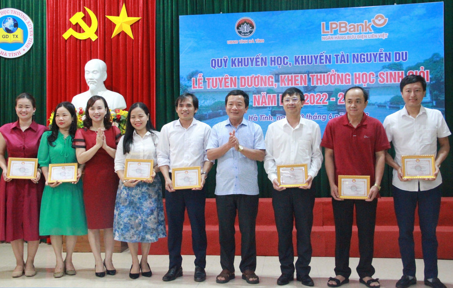 Tuyên dương các giáo viên có thành tích xuất sắc. (Ảnh: Vũ Long). Tuyên dương các giáo viên có thành tích xuất sắc. (Ảnh: Vũ Long).