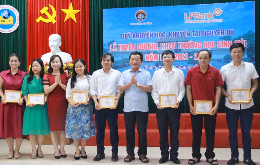 Tuyên dương các giáo viên có thành tích xuất sắc. (Ảnh: Vũ Long).