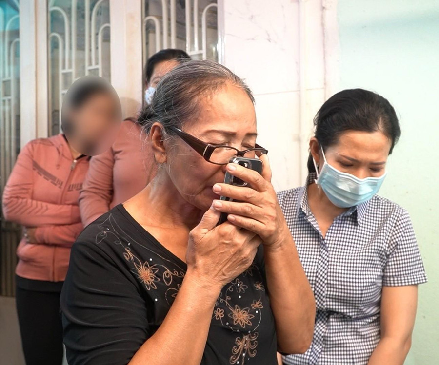 Mẹ anh H. hôn trái tim con qua màn hình điện thoại. Ảnh: BV. Mẹ anh H. hôn trái tim con qua màn hình điện thoại. Ảnh: BV.