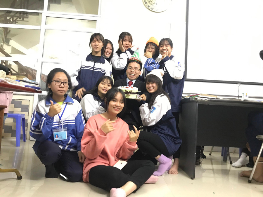 Thầy Đức luôn muốn mỗi ngày là có những khoảnh khắc thật vui vẻ với học trò. Thầy Đức luôn muốn mỗi ngày là có những khoảnh khắc thật vui vẻ với học trò.