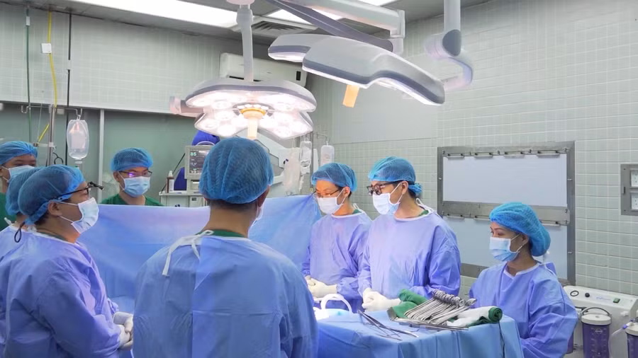 Phút mặc niệm của ekip các BS BV Chợ Rẫy trước khi tiến hành phẫu thuật lấy tạng từ người hiến tạng bị chết não. Ảnh: BV.