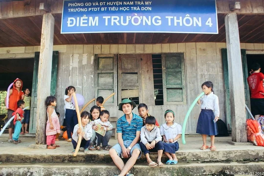 Thầy Vỹ cùng học trò.