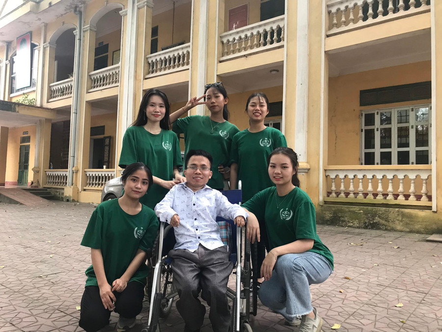 Thầy Đức bên các học trò thân yêu của mình. Thầy cho rằng, nếu hiểu học sinh thì chuyện gì cũng có thể cùng nhau giải quyết theo chiều hướng tích cực. Thầy Đức bên các học trò thân yêu của mình. Thầy cho rằng, nếu hiểu học sinh thì chuyện gì cũng có thể cùng nhau giải quyết theo chiều hướng tích cực.