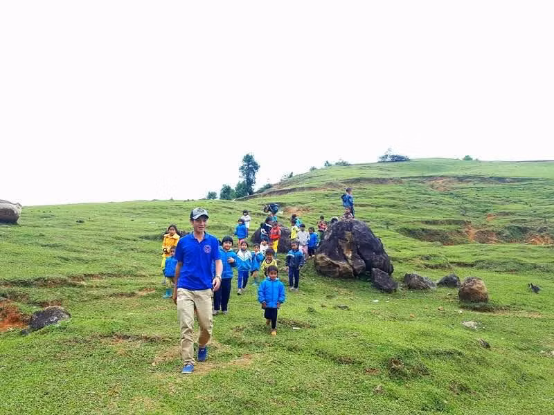 Thầy Nguyễn Trần Vỹ cùng học sinh thân yêu. Ảnh do thầy Vỹ cung cấp.