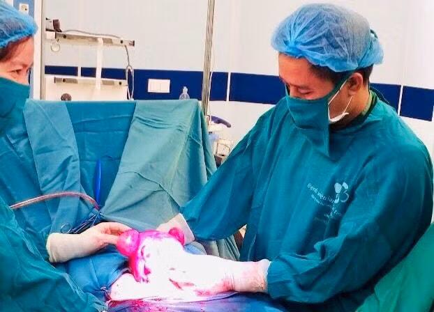 Các bác sĩ tiến hành ca phẫu thuật. Ảnh: BV.