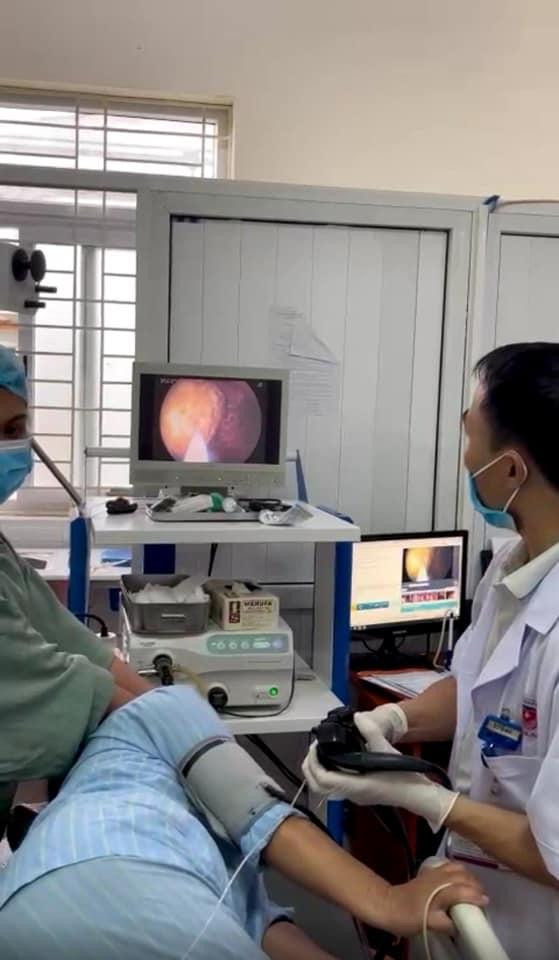 Bác sĩ nội soi bất ngờ khi phát hiện khối bã thức ăn lớn kích thước 3x5 cm nằm ở dạ dày. Ảnh: BV. Bác sĩ nội soi bất ngờ khi phát hiện khối bã thức ăn lớn kích thước 3x5 cm nằm ở dạ dày. Ảnh: BV.