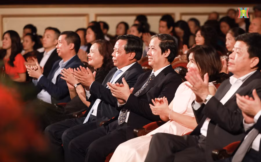 Bộ trưởng GD&amp;ĐT Nguyễn Kim Sơn, Phó Bí thư Thành ủy Hà Nội Nguyễn Văn Phong, Phó Chủ tịch UBND TP. Hà Nội Chử Xuân Dũng, Phó Chủ tịch UBND TP. Hà Nội Dương Đức Tuấn, Giám đốc Học viện Báo chí và tuyên truyền PGS. TS Phạm Minh Sơn… cùng các nhà giáo nhân dân, nhà giáo ưu tú; các nhà quản lý giáo dục, đại diện các cơ quan ban ngành, các thầy cô giáo đang công tác tại Hà Nội… đã đến tham dự chương trình.