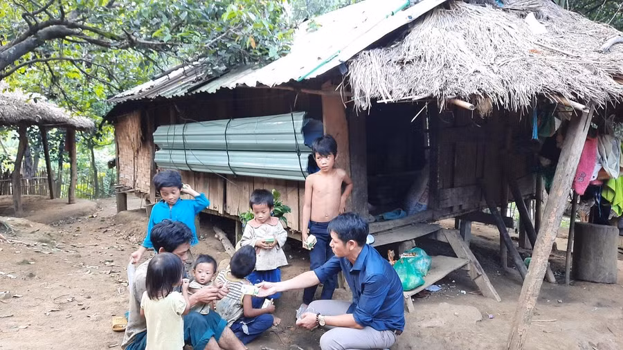 Thầy giáo Nguyễn Trần Vỹ 22 năm cắm bản xây trường, xây lớp cho học sinh vùng cao. Ảnh do thầy Vỹ cung cấp.