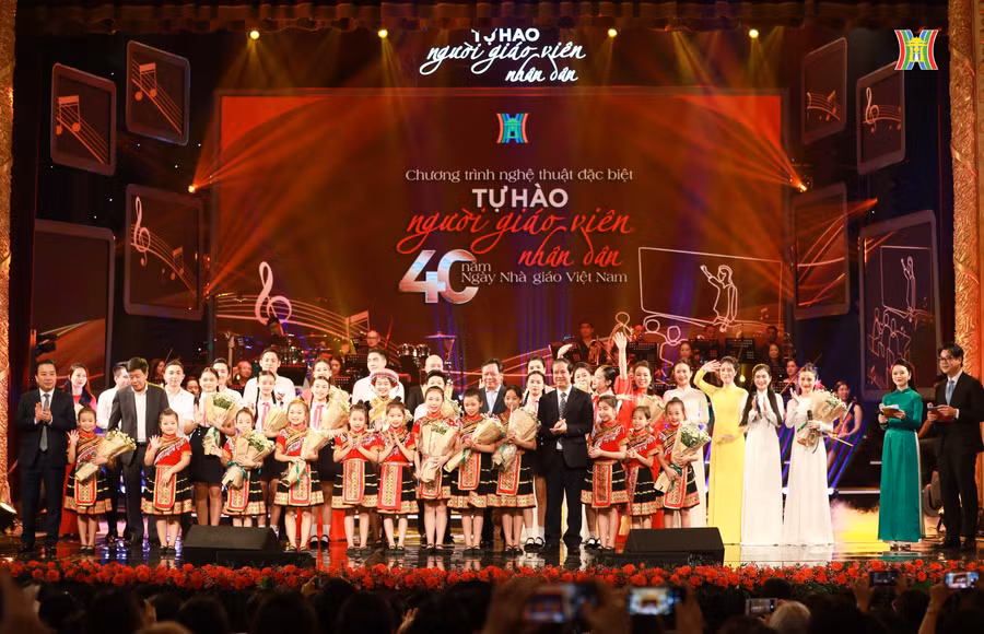 Chương trình phát sóng trực tiếp vào hồi 20h tối 19/11 trên kênh H1, H2 và trên sóng phát thanh FM 90 cùng các nền tảng số của Đài Phát thanh và Truyền hình Hà Nội là món quà tri ân đầy ý nghĩa đối với những người làm nghề giáo.