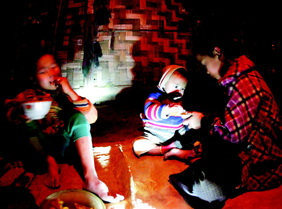 Mũ chăm sóc các em sau khi mẹ mất năm 2011. Ảnh: Xuân Trường. Mũ chăm sóc các em sau khi mẹ mất năm 2011. Ảnh: Xuân Trường.